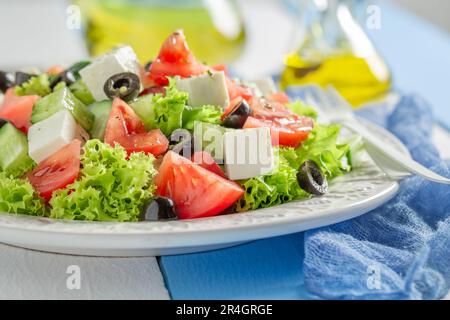 Köstlicher und hausgemachter griechischer Salat mit Tomaten, Käse und Salat. Klassischer Griechischer Salat. Stockfoto