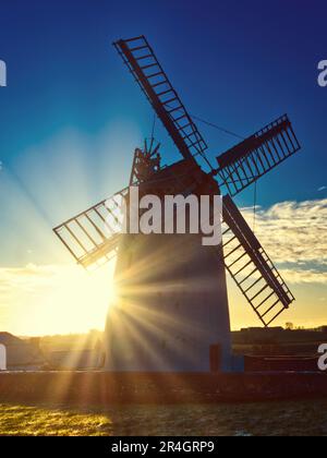 Ballycopeland Windmill, historisches Denkmal bei Sonnenaufgang, in der Nähe von Millisle, County Down, Nordirland. Stockfoto