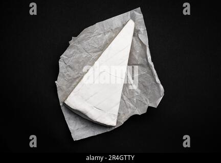 Cream Cheese Brie auf schwarzem Hintergrund. Französische Delikatessen für Gourment und gesunde Ernährung Stockfoto