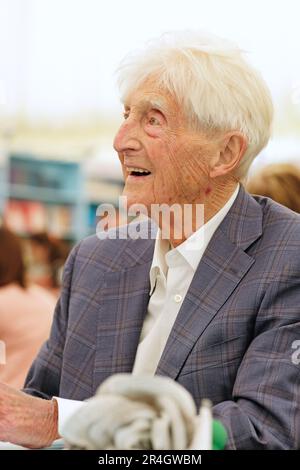 Hay Festival, Hay on Wye, Wales, Großbritannien – Sonntag, 28. Mai 2023 – Sir Michael Parkinson at the Hay Festival Buchhandlung unterzeichnet Kopien seines Buches My Sporting Life - The Hay Festival läuft bis Sonntag, 4. Juni 2023. Foto Steven May/Alamy Live News Stockfoto