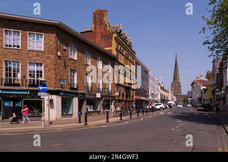 Blick auf die Broad Street in Richtung All Saints Church im Hereford City Centre, Herefordshire England, Großbritannien, mit Anwaltsbüros und historischen Gebäuden Stockfoto