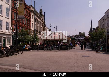 Sehen Sie die Fußgängerzone High Town im Hereford City Centre Herefordshire England UK in Richtung Black and White House Museum und All Saints Church Steepl Stockfoto