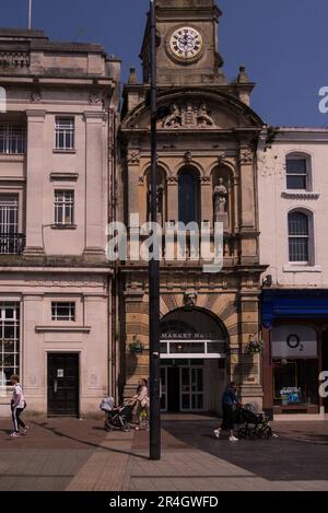Kunstvoll verzierter Eingang zur Butter Market Hall High Town Hereford City Centre Herefordshire England UK ein viktorianischer Ersatz des ehemaligen zerstörten Gebäudes Stockfoto