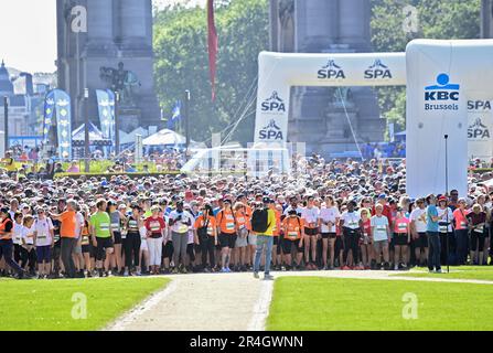 Brüssel, Belgien. 28. Mai 2023. Das Bild zeigt den Beginn der 43. Ausgabe der 20 km langen Laufveranstaltung „Brussel – 20 km de Bruxelles“ am Sonntag, den 28. Mai 2023 in Brüssel. BELGA FOTO JOHN THYS Kredit: Belga News Agency/Alamy Live News Stockfoto