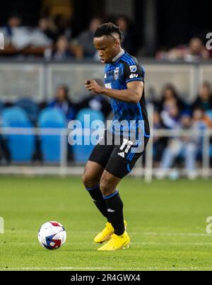 Mai 27 2023 San Jose, CA, USA San Jose Forward Jeremy Ebobisse (11) kickt den Ball im oberen Feld während des MLS-Spiels zwischen F.C. Dallas und die Erdbeben von San Jose. Das Spiel endet mit einem Gleichstand von 1-1 im PayPal Park San Jose Calif Thurman James/CSM Stockfoto