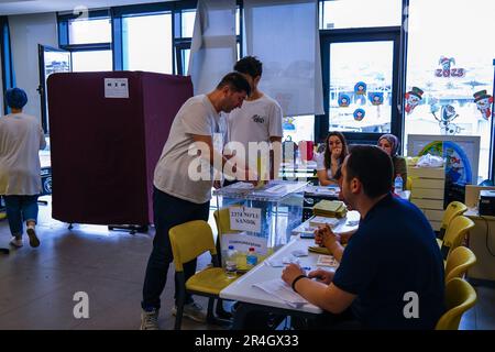 Während der zweiten Runde der türkischen Präsidentschaftswahlen 2023 gibt ein Mann seine Stimme in einer Wahlurne ab. Die Türkei ging zum zweiten Mal zu den Präsidentschaftswahlen. Stockfoto