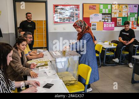 Eine Frau gibt ihre Stimme in einer Wahlurne während der zweiten Runde der türkischen Präsidentschaftswahlen 2023 ab. Die Türkei ging zum zweiten Mal zu den Präsidentschaftswahlen. Stockfoto
