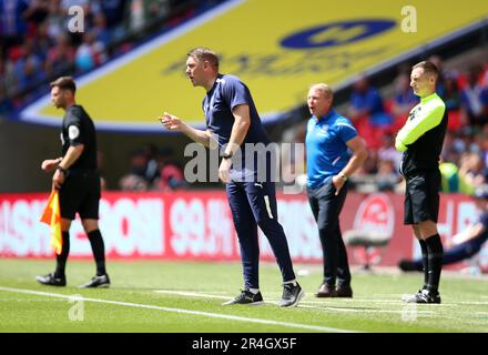 Stockport County Manager Dave Challinor (Zentrum) an der Kontaktlinie während des Sky Bet League 2 Play-Off-Finales im Wembley Stadium, London. Foto: Sonntag, 28. Mai 2023. Stockfoto