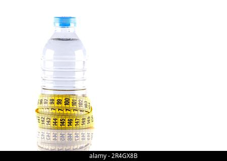 Wasserflasche, isolierte Kunststoffwasserflasche mit Seitenansicht, umgeben von gelbem Band oder Maßband auf weiß mit Reflexion. Fit, gesund Stockfoto