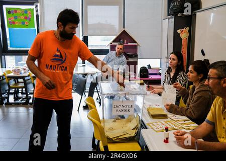 Während der zweiten Runde der türkischen Präsidentschaftswahlen 2023 gibt ein Mann seine Stimme in einer Wahlurne ab. Die Türkei ging zum zweiten Mal zu den Präsidentschaftswahlen. (Foto: Murat Kocabas / SOPA Images/Sipa USA) Stockfoto
