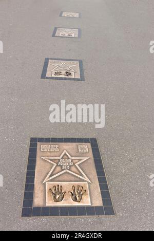 Krakau, Polen - Serie von Handabdrücken zu Ehren berühmter Persönlichkeiten im Mai 2023: Walk of Fame, Krakau, Polen Stockfoto