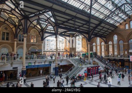 Liverpool Street Station, Wartebereich im Inneren mit Pendlern London England Stockfoto