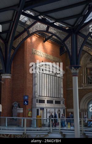 Liverpool Street Station, Wartebereich im Inneren mit Pendlern London England Stockfoto