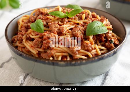 Hausgemachte Spaghetti mit Basilikum-Tomaten in einer Schüssel, Seitenansicht. Nahaufnahme. Stockfoto