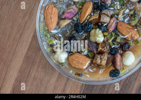 Dessert, Top View traditionelles lokales shura Dessert bekannt als Asure auf Türkisch, Türkei. Traditionelles lokales Dessert oder süß mit getrockneten Früchten auf dem Tisch Stockfoto