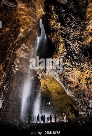 Potholers erkunden Gaping Gill, die größte Höhle in Großbritannien, die sich im Yorkshire Dales National Park befindet, während sie dieses Wochenende für die Öffentlichkeit geöffnet ist. Foto: Sonntag, 28. Mai 2023. Stockfoto