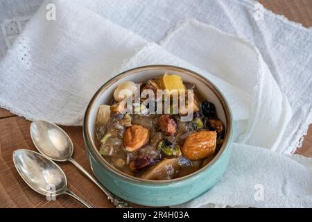 Noahs Pudding, traditionelles lokales ashura-Dessert oder süße Süßigkeiten, auch bekannt als Asure auf Türkisch, Türkei. Wunderschönes lokales und traditionelles türkisches Dessert Stockfoto