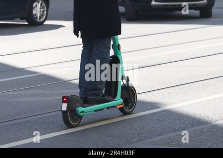 Bild eines Mannes mit eklektrischem Roller im Stadtverkehr Stockfoto