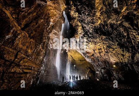 Potholers erkunden Gaping Gill, die größte Höhle in Großbritannien, die sich im Yorkshire Dales National Park befindet, während sie dieses Wochenende für die Öffentlichkeit geöffnet ist. Foto: Sonntag, 28. Mai 2023. Stockfoto