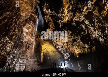 Potholers erkunden Gaping Gill, die größte Höhle in Großbritannien, die sich im Yorkshire Dales National Park befindet, während sie dieses Wochenende für die Öffentlichkeit geöffnet ist. Foto: Sonntag, 28. Mai 2023. Stockfoto