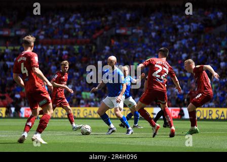 Paddy Madden im Stockport County ist während des Sky Bet League Two Play-Off-Finales im Wembley Stadium in London von Carlisle United-Spielern umgeben. Foto: Sonntag, 28. Mai 2023. Stockfoto