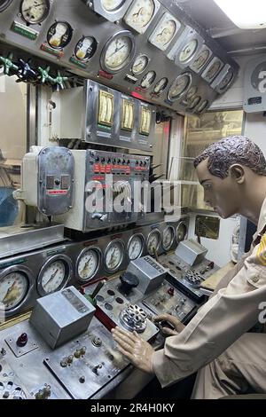 Das innere Kontrollfeld eines alten deutschen U-Boot-Marineschiffs, das im Dienst stand, zeigte den Soldaten im Dienst Stockfoto