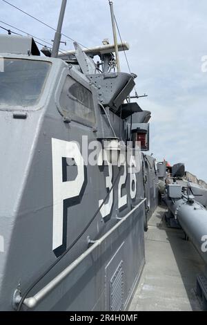 Außendetails des zurückgetretenen alten militärischen Marineschiffs Marineschiffnummer, schwere Maschinenpistole, nautische Flagge, Antenne, Brücke des Zerstörers Stockfoto