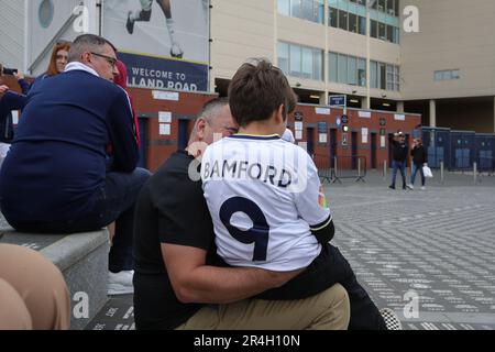 Leeds, Großbritannien. 28. Mai 2023. Ein junger Leeds United-Unterstützer mit Patrick Bamford #9 auf seinem Trikot sitzt vor dem Elland Road Stadium vor dem Premier League-Spiel Leeds United gegen Tottenham Hotspur in Elland Road, Leeds, Großbritannien, 28. Mai 2023 (Foto von James Heaton/News Images) in Leeds, Großbritannien, am 5./28. Mai 2023. (Foto: James Heaton/News Images/Sipa USA) Guthaben: SIPA USA/Alamy Live News Stockfoto