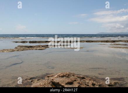 Felsküste Strandinsel auf dem Ägäischen Mittelmeer Wolkenreflexion am Himmel auf Wasserwelle natürliche Küstenlandschaft Panoramablick auf das Meer Stockfoto