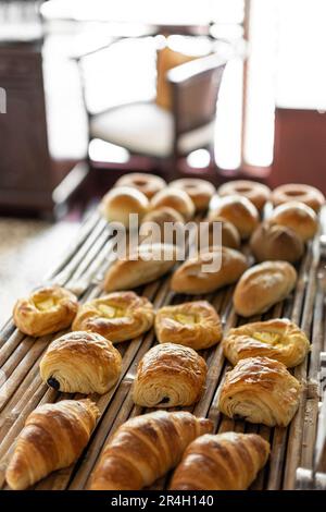 Auswahl an traditionellem Gebäck und Brot im französischen Café-Buffet Stockfoto