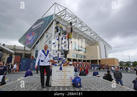 Ein Leeds United Unterstützer steht neben der Billy Bremner Statue vor dem Elland Road Stadium vor dem Premier League-Spiel Leeds United vs Tottenham Hotspur in Elland Road, Leeds, Großbritannien, 28. Mai 2023 (Foto: James Heaton/News Images) Stockfoto