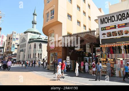 Der Eingang zum Utensil Souq in Deira, einer der ältesten und etabliertesten Gegenden von Dubai, Vereinigte Arabische Emirate Stockfoto