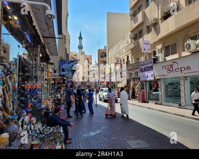 Blick auf eine Straße in Deira, eine der ältesten und etabliertesten Gegenden von Dubai, Vereinigte Arabische Emirate Stockfoto