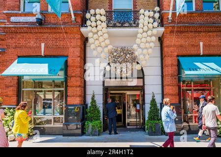 LONDON, Großbritannien - 24. MAI 2023: Ein spektakuläres Blumendesign schmückt das Fenster des Tiffany Shops in Chelsea während des jährlichen Blumenwettbewerbs von Chelsea in Bloom Stockfoto