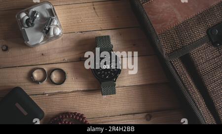 Smartwatch auf einem Holztisch Stockfoto
