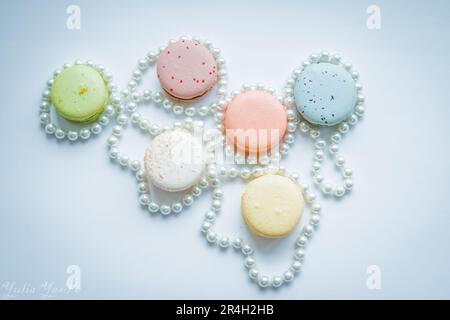 Bunt gemischte Macarons auf einem Vintage White Fach Stockfoto