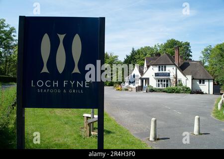 Ascot, Berkshire, Großbritannien. 28. Mai 2023. Die Einheimischen sind traurig, dass das Loch Fyne Seafood and Grill Restaurant in Ascot, Berkshire, das im August 2018 eröffnet wurde, an diesem Wochenende endgültig geschlossen wurde. Am Eingang zum Parkplatz wurden Betonblöcke platziert. Das Loch Fyne Restaurant in Wokingham wurde ebenfalls vor ein paar Monaten geschlossen. Loch Fyne gehört der Kneipenkette Greene King. Laut ihrer Website bleiben ihre anderen Restaurants in Edinburgh, Portsmouth, Woburn und York geöffnet. Kredit: Maureen McLean/Alamy Live News Stockfoto
