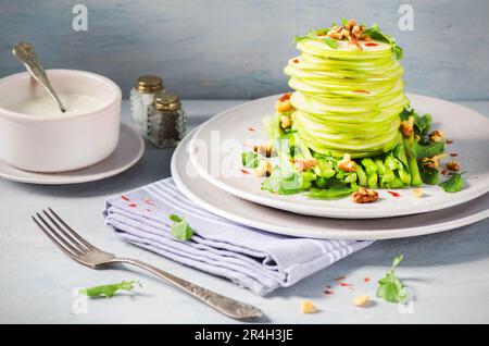 Waldorf-Salat mit grünen Äpfeln, Sellerie, Brunnenkresse und gerösteten Walnüssen auf einem Teller. Stockfoto