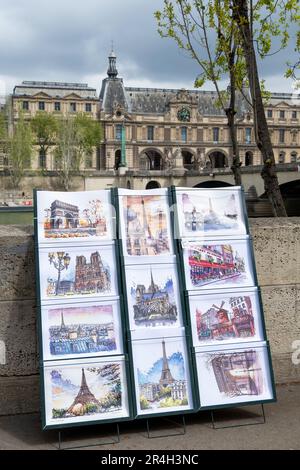 Paris, Frankreich - 24. April 2023: Gemälde und Kunstwerke von künstlern der pariser Denkmäler entlang der seine und des Louvre. Die Gegend zog einst an Stockfoto