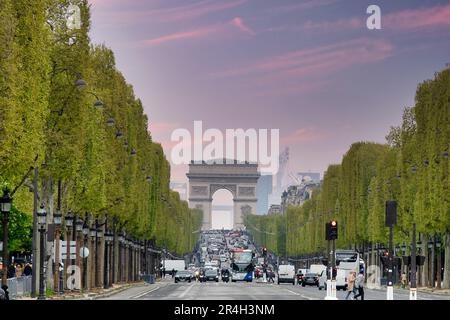 Paris, Frankreich - 24. April 2023: Straße der Champs Elysee, die zum Arc de Triomphe führt - die berühmteste Straße von Paris Stockfoto