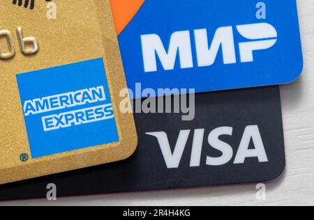 Visa-, American Express- und mir-Karten wurden in Nahaufnahme aufgenommen. Visa und Amex sind amerikanische Zahlungssysteme. Mir ist ein von Russland betriebenes Zahlungssystem Stockfoto