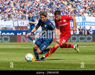 Sport, Fußball, Bundesliga, 2022/2023, VfL Bochum vs. Bayer 04 Leverkusen 3-0, Vonovia Ruhr Stadium, Spielszene, Takuma Asano (VfL) Left und Nadiem Amiri (Lev), DFL-VORSCHRIFTEN VERBIETEN DIE VERWENDUNG VON FOTOS ALS BILDSEQUENZEN UND/ODER QUASI-VIDEO Stockfoto