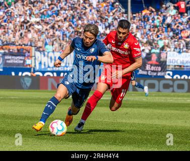 Sport, Fußball, Bundesliga, 2022/2023, VfL Bochum vs. Bayer 04 Leverkusen 3-0, Vonovia Ruhr Stadium, Spielszene, Takuma Asano (VfL) Left und Nadiem Amiri (Lev), DFL-VORSCHRIFTEN VERBIETEN DIE VERWENDUNG VON FOTOS ALS BILDSEQUENZEN UND/ODER QUASI-VIDEO Stockfoto