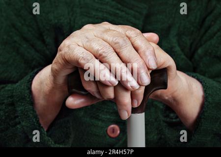 Hände einer älteren Frau auf einem Stock, Nahaufnahme Stockfoto