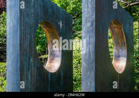 Four-Square (Zu Fuß) 1966. Bronze - Barbara Hepworth Museum and Sculpture Garden, betrieben von der Tate St Ives. Sonniges Wetter für das Feiertagswochenende in St. Ives. Stockfoto