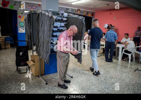 Malaga, Spanien. 28. Mai 2023. Ein älterer Mann bereitet sich darauf vor, seine Stimme bei den Kommunal- und Regionalwahlen abzugeben. Die Spanier werden aufgefordert, bei den Kommunal- und Regionalwahlen am 28. Mai über die lokalen und regionalen Regierungen des Landes zu entscheiden. Berichte besagen, dass die Ergebnisse der Kommunal- und Provinzwahlen das Wahlergebnis und die Ergebnisse der spanischen Parlamentswahlen Ende des Jahres beeinflussen könnten. Kredit: SOPA Images Limited/Alamy Live News Stockfoto