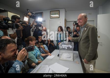 Malaga, Spanien. 28. Mai 2023. Bürgermeister von Malaga, Francisco de la Torre und Kandidat für die Wiederwahl geben seine Stimme während der Kommunal- und Regionalwahlen in einer Wahlurne ab. Die Spanier werden aufgefordert, bei den Kommunal- und Regionalwahlen am 28. Mai über die lokalen und regionalen Regierungen des Landes zu entscheiden. Berichte besagen, dass die Ergebnisse der Kommunal- und Provinzwahlen das Wahlergebnis und die Ergebnisse der spanischen Parlamentswahlen Ende des Jahres beeinflussen könnten. Kredit: SOPA Images Limited/Alamy Live News Stockfoto