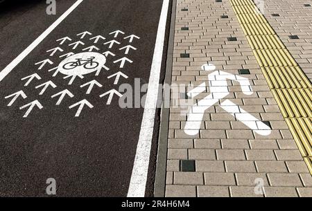 Trennlinie, Markierung zwischen Fahrrad- und Fußgängerstraßen, Fahrspuren. Stockfoto