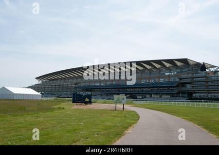 Ascot, Berkshire, Großbritannien. 28. Mai 2023. Nur noch 22 Tage bis zum Royal Ascot sind die Vorbereitungen auf der Ascot Rennbahn für Royal Ascot im nächsten Monat gut angelaufen. Der Gesamtpreis von Ascot für Royal Ascot in diesem Jahr beläuft sich auf 9.520.000 Pfund. Dies ist das erste Jahr im Royal Ascot seit dem Tod der verstorbenen Königin Elizabeth II Kredit: Maureen McLean/Alamy Live News Stockfoto