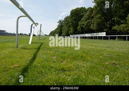 Ascot, Berkshire, Großbritannien. 28. Mai 2023. Die Rennbahn auf der Ascot Rennbahn. Nur noch 22 Tage bis zum Royal Ascot sind die Vorbereitungen auf der Ascot Rennbahn für Royal Ascot im nächsten Monat gut angelaufen. Der Gesamtpreis von Ascot für Royal Ascot in diesem Jahr beläuft sich auf 9.520.000 Pfund. Dies ist das erste Jahr im Royal Ascot seit dem Tod der verstorbenen Königin Elizabeth II Kredit: Maureen McLean/Alamy Live News Stockfoto